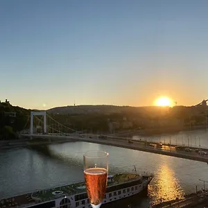 Riverside Flat With King Castle View Apartment
