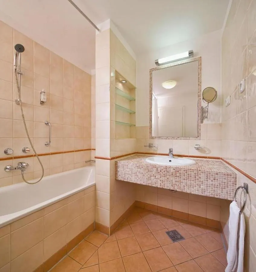 Mamaison Residence Izabella Budapest 4*,